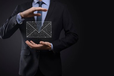 İş adamı elinde e-posta simgesi ile bizimle iletişim kurar ve kişisel bilgilerinizi spam postalarından korur. Müşteri hizmetleri çağrı merkezi bizimle iletişim kurar.