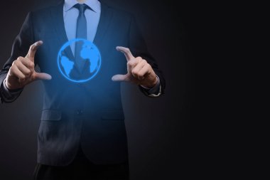 Dünya ikonu dijital küreyi tutan iş adamı.