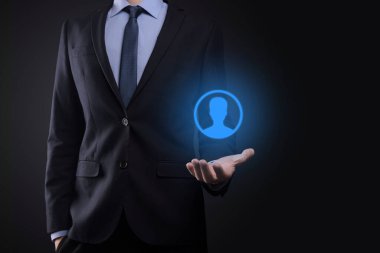 İş adamı alışveriş arabasını tutuyor, market arabası, dijital ödeme arayüzü. İş, ticaret ve alışveriş konsepti..