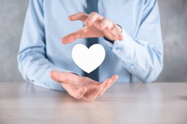 İş adamı tişörtünde kalp simgesi taşıyor. .