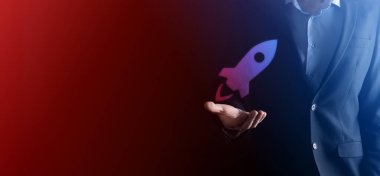 Girişim konsepti, Tablet ve simge roketi tutan İşadamı ekrandan koyu arkaplanda ağ bağlantısı ile fırlıyor ve yükseliyor