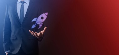 Boş bir iş. Siyah arka planda takım elbiseli bir işadamı ellerini koruyucu bir şekilde tutar. Bakım ve himaye jesti.