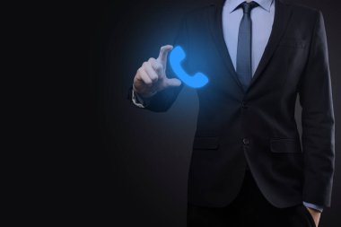 Siyah arka planda takım elbiseli bir iş adamı telefon ikonu. İş İletişim Destek Merkezi Müşteri Hizmetleri Teknolojisi Konseptini ara.