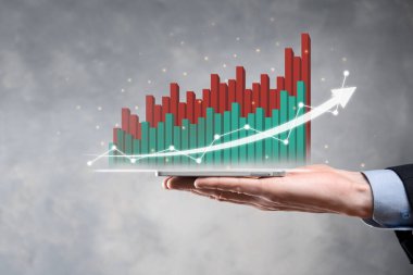 İş adamı artan ekran grafiği, pozitif büyüme ikonu okları üzerinde duruyor. Yaratıcı iş grafiğine yükselen oklarla işaret ediyor. Finansal, ticari büyüme kavramı.