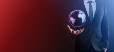 Dünya ikonu dijital küreyi tutan koruyucu jestli bir iş adamı..