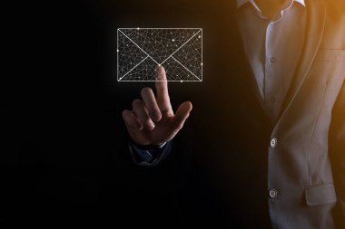 İş adamı elinde e-posta simgesi ile bizimle iletişim kurar ve kişisel bilgilerinizi spam postalarından korur. Müşteri hizmetleri çağrı merkezi bizimle iletişim kurar.