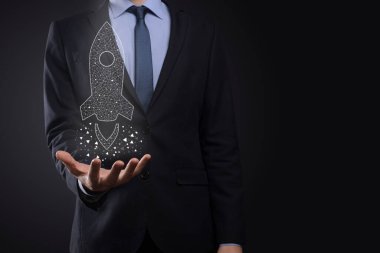 Başlangıç iş konsepti, simge şeffaf roket tutan İşadamı ekrandan koyu arkaplanda ağ bağlantısı ile fırlıyor ve yükseliyor