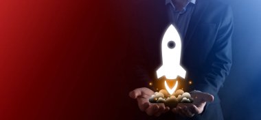 Girişim konsepti, Tablet ve simge roketi tutan İşadamı ekrandan koyu arkaplanda ağ bağlantısı ile fırlıyor ve yükseliyor