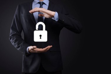 İş adamı avucunda açık bir asma kilit simgesi tutuyor. Sanal bir kilidi açıyor. Siber saldırı, bilgisayar suçları, bilgi güvenliği ve veri şifrelemesi için iş konsepti ve teknoloji metaforu