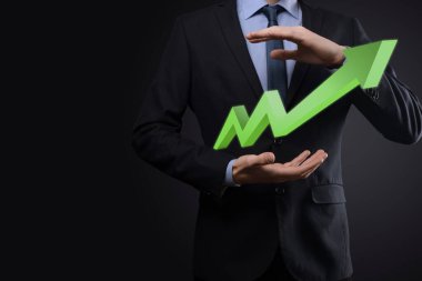 İş adamı artan ekran grafiği, pozitif büyüme ikonu okları üzerinde duruyor. Yaratıcı iş grafiğine yükselen oklarla işaret ediyor. Finansal, ticari büyüme kavramı.