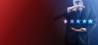 Şirketin reytingini artırmak için beş yıldızlı bir el gösteriyor.Değerlendirme, değerlendirme veya sıralama, değerlendirme ve sınıflandırma konseptini gözden geçirin.