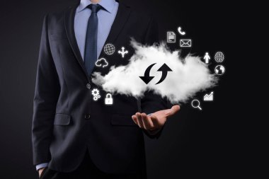 Bulut teknolojisi. Bulut depolama işareti. Karanlıkta yukarı aşağı iki ok. Bulut hesaplama, büyük veri merkezi, gelecekteki altyapı, dijital ai konsepti. Sanal sunucu simgesi.