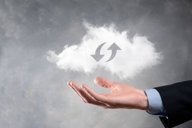 Bulut teknolojisi. Karanlıkta yukarı aşağı iki ok olan çokgen kablo depolama işareti. Bulut hesaplama, büyük veri merkezi, gelecekteki altyapı, dijital ai konsepti. Sanal sunucu simgesi.