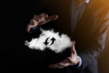 Bulut teknolojisi. Karanlıkta yukarı aşağı iki ok olan çokgen kablo depolama işareti. Bulut hesaplama, büyük veri merkezi, gelecekteki altyapı, dijital ai konsepti. Sanal sunucu simgesi.