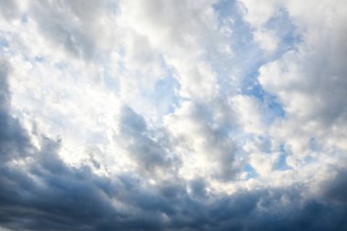 Fırtınalı gökyüzü, gün batımında fırtına, güzel bir güneşle.