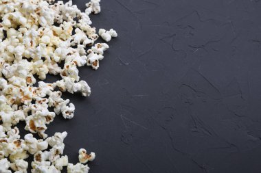 Betonda tuzlu patlamış mısır, taş zeminde. Üst görünüm