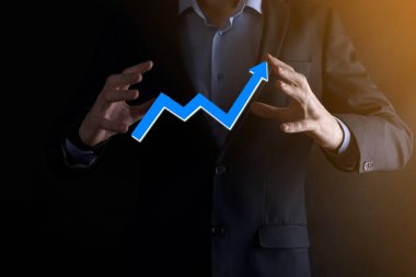 İş adamı artan ekran grafiği, pozitif büyüme ikonu okları üzerinde duruyor. Yaratıcı iş grafiğine yükselen oklarla işaret ediyor. Finansal, ticari büyüme kavramı.