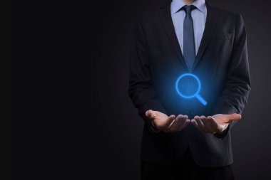 İş adamı, elinde tuttuğu kişi kar, çıkar, gelişme, artı işareti ile temsil edilen CSR gibi olumlu şeyler sunar..