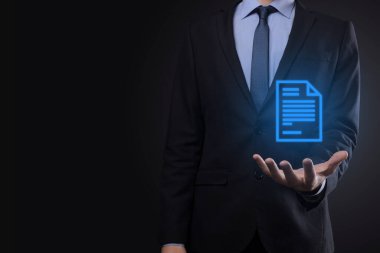 İş adamı elinde bir belge ikonu tutuyor Belge Yönetimi Veri Sistemi İş Dünyası İnternet Teknolojisi Kavramı. Şirket veri yönetim sistemi DMS .