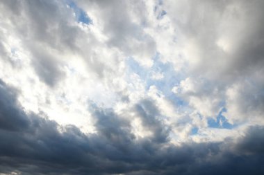 Fırtınalı gökyüzü, gün batımında fırtına, güzel bir güneşle.