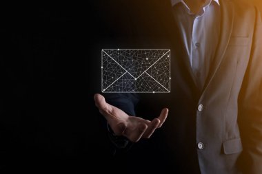 İş adamı elinde e-posta simgesi ile bizimle iletişim kurar ve kişisel bilgilerinizi spam postalarından korur. Müşteri hizmetleri çağrı merkezi bizimle iletişim kurar.