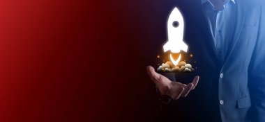 Girişim konsepti, Tablet ve simge roketi tutan İşadamı ekrandan koyu arkaplanda ağ bağlantısı ile fırlıyor ve yükseliyor