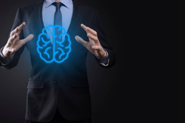 Sanal, yenilikçi gelişim, gelecek teknoloji, bilim, yenilik ve iş kavramı üzerine soyut beyin ve simge araçları, aygıt, müşteri ağı iletişimini elinde tutan işadamı.