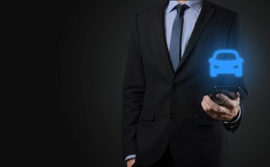 Araba ikonu tutan adamın dijital bileşimi. Araba sigortası ve araba servisi konsepti. Bir jest ve araba ikonu sunan bir iş adamı