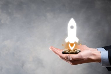 Girişim konsepti, Tablet ve simge roketi tutan İşadamı ekrandan koyu arkaplanda ağ bağlantısı ile fırlıyor ve yükseliyor