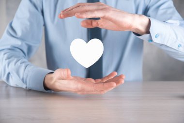 İş adamı tişörtünde kalp simgesi taşıyor. .