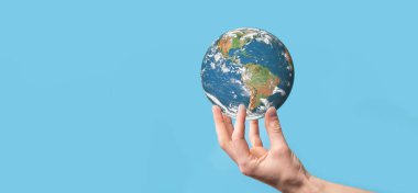 3D Dünya gezegeni küresi erkek, kadın eli, elleri mavi arka planda. Çevre koruma kavramı. Bu görüntünün elementleri NASA tarafından desteklenmektedir.