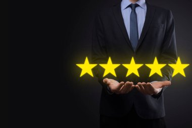 Şirketin reytingini artırmak için beş yıldızlı bir el gösteriyor.Değerlendirme, değerlendirme veya sıralama, değerlendirme ve sınıflandırma konseptini gözden geçirin.