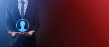 Boş bir iş. Siyah arka planda takım elbiseli bir işadamı ellerini koruyucu bir şekilde tutar. Bakım ve himaye jesti.