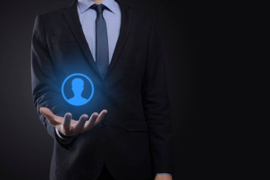 Takım elbiseli iş adamı kullanıcının el ikonunu tutuyor. İnternet simgeleri arayüzü önplanı. küresel ağ medya kavramı, sanal ekranlarda iletişim, kopyalama alanı.