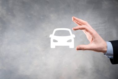Araba ikonu tutan adamın dijital bileşimi. Araba sigortası ve araba servisi konsepti. Bir jest ve araba ikonu sunan bir iş adamı.