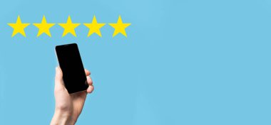 Adam akıllı telefonu elinde tutuyor ve şirket konseptini mavi zemin üzerinde yükseltmek için pozitif not, ikon beş yıldız sembolü veriyor. Müşteri hizmetleri deneyimi ve iş memnuniyeti anketi