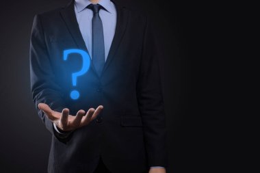 İş adamı el ele tutuşma arayüzü soru işaretleri ağ işareti. İnternette soru sor, SSS konsepti, ne zaman, nerede, nasıl, internette bilgi ara.