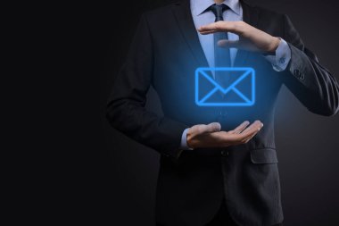 İş adamı elinde e-posta simgesi ile bizimle iletişim kurar ve kişisel bilgilerinizi spam postalarından korur. Müşteri hizmetleri çağrı merkezi bizimle iletişim kurar.