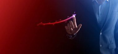 İş adamı artan ekran grafiği, pozitif büyüme ikonu okları üzerinde duruyor. Yaratıcı iş grafiğine yükselen oklarla işaret ediyor. Finansal, ticari büyüme kavramı.