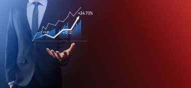 İş adamı artan ekran grafiği, pozitif büyüme ikonu okları üzerinde duruyor. Yaratıcı iş grafiğine yükselen oklarla işaret ediyor. Finansal, ticari büyüme kavramı.