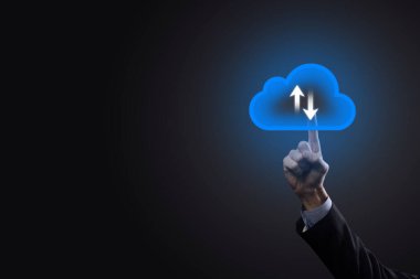 İş adamı bulut simgesini tutar. Bulut hesaplama konsepti - akıllı telefonu buluta bağlar. akıllı telefonlu ağ bilgi teknolojisi uzmanı. Büyük veri kavramı