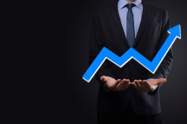 İş adamı artan ekran grafiği, pozitif büyüme ikonu okları üzerinde duruyor. Yaratıcı iş grafiğine yükselen oklarla işaret ediyor. Finansal, ticari büyüme kavramı.