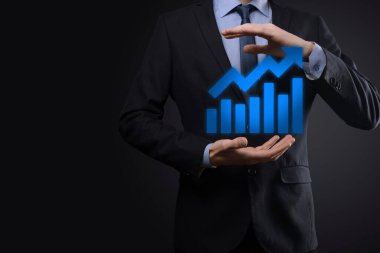 İş adamı artan ekran grafiği, pozitif büyüme ikonu okları üzerinde duruyor. Yaratıcı iş grafiğine yükselen oklarla işaret ediyor. Finansal, ticari büyüme kavramı.