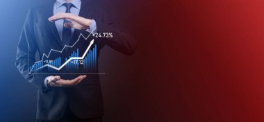 İş adamı artan ekran grafiği, pozitif büyüme ikonu okları üzerinde duruyor. Yaratıcı iş grafiğine yükselen oklarla işaret ediyor. Finansal, ticari büyüme kavramı.