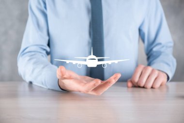 İş adamı elinde bir uçak ikonu tutuyor. Online bilet alımı. Seyahat..