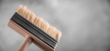 Bulanık beton arka planda boya yapmak için yeni fırçalar. Metin için boş alanı kopyala. Reklam afişi