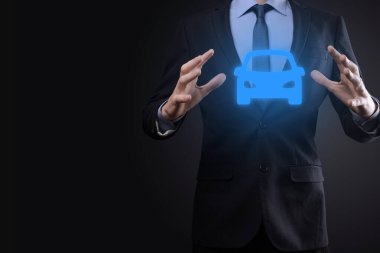 Araba ikonu tutan adamın dijital bileşimi. Araba sigortası ve araba servisi konsepti. Bir jest ve araba ikonu sunan bir iş adamı