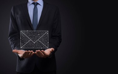 İş adamı elinde e-posta simgesi ile bizimle iletişim kurar ve kişisel bilgilerinizi spam postalarından korur. Müşteri hizmetleri çağrı merkezi bizimle iletişim kurar.