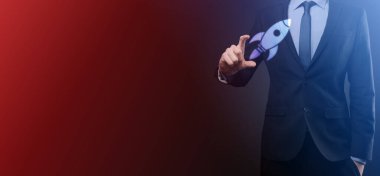 Soyut dijital roket ikonu taşıyan iş adamı konsepti fırlatılıyor ve yükseliyor