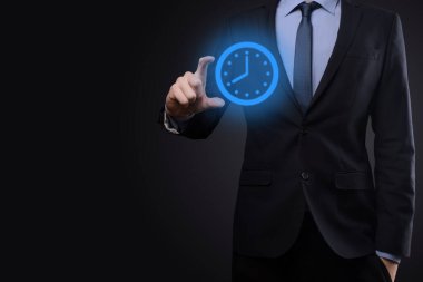 İş adamı, saatin simgesini okla tutar. İşlerin hızlı yürütülmesi. İş zamanı yönetimi ve iş zamanı para kavramlarıdır..